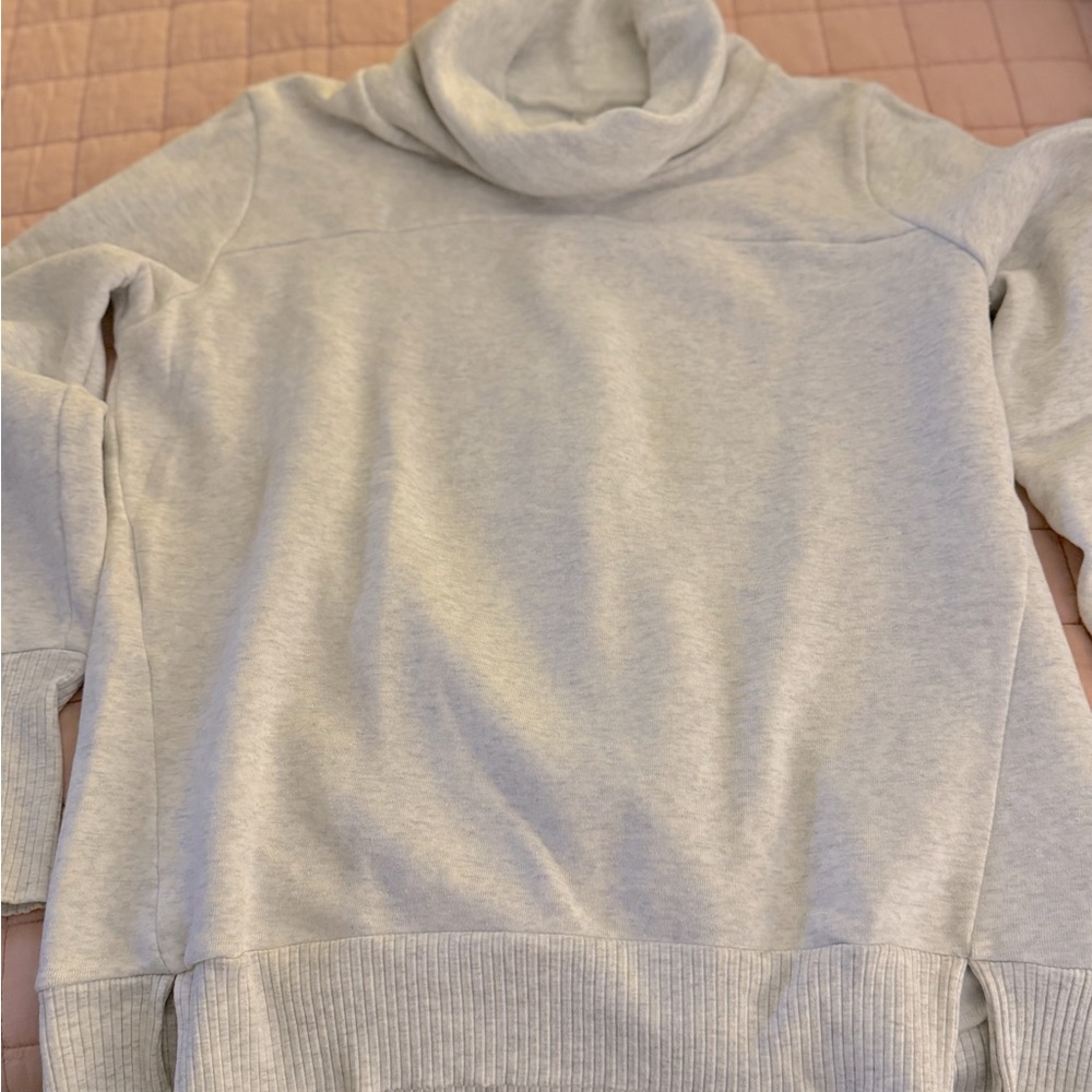 ALO MocNeck Pullover. Size KARGE. Gray.